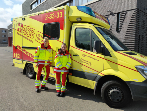 Bildzeile: Konstantin Kautz und Josefine Leitgebel erlernen beim ASB den Beruf des Notfallsanitäters.