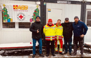 Auch ein ASB-Team ist auf dem Weihnachtsmarkt im Ein- satz. (v.l.: Dirk Biereige, Thomas Heller, Sven Döllekes  (alle ASB), Sven Kästner (Stadt Erfurt), Jörg Winkler (DRK) 