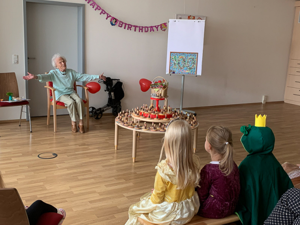 Bildzeile: Auch an ihrem 100. Geburtstag erfreute Gerda Saupe die Kinder mit ihren Erzählungen.